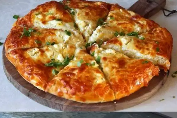 "Pane al Formaggio Greco: Il Piatto Preferito della Famiglia!"