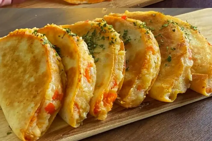 "Tortillas Avvolte con Formaggio, Patate e Cipolla: Una Golosità Irresistibile!"