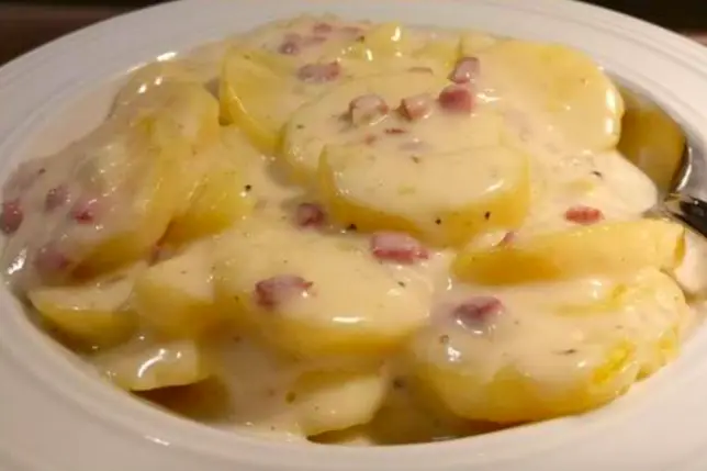 "Patate alla Besciamella: Un Contorno Cremoso e Irresistibile!"