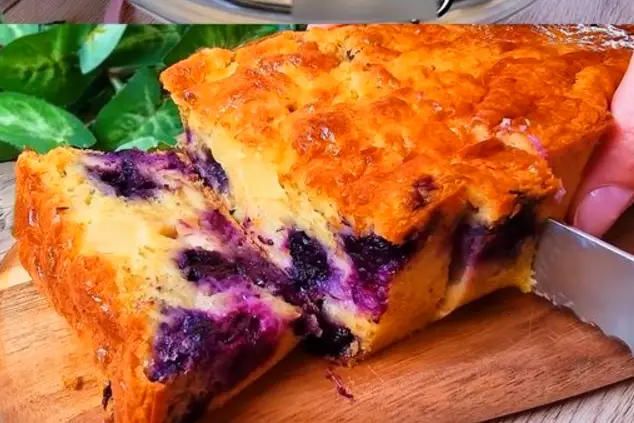 Torta Dietetica con Farina d'Avena, Mela, Yogurt e Mirtilli: Semplice e Deliziosa