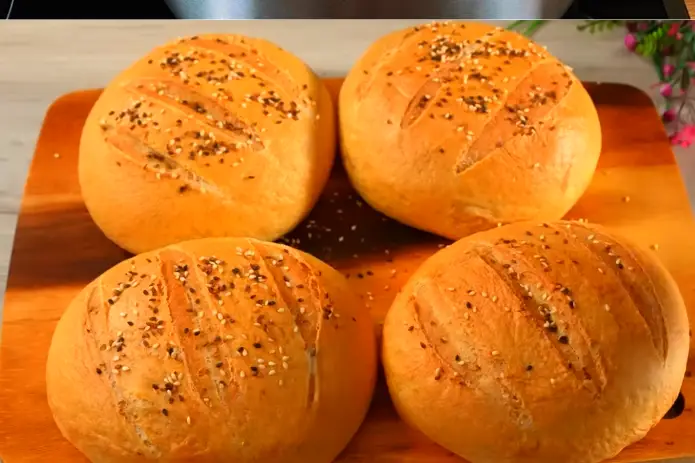"Pane morbido ai semi di sesamo: soffice e delizioso"