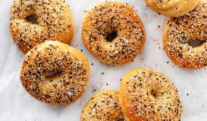 Bagel Fatti in Casa Facili: Croccanti all'esterno e morbidi all'interno! 🥯