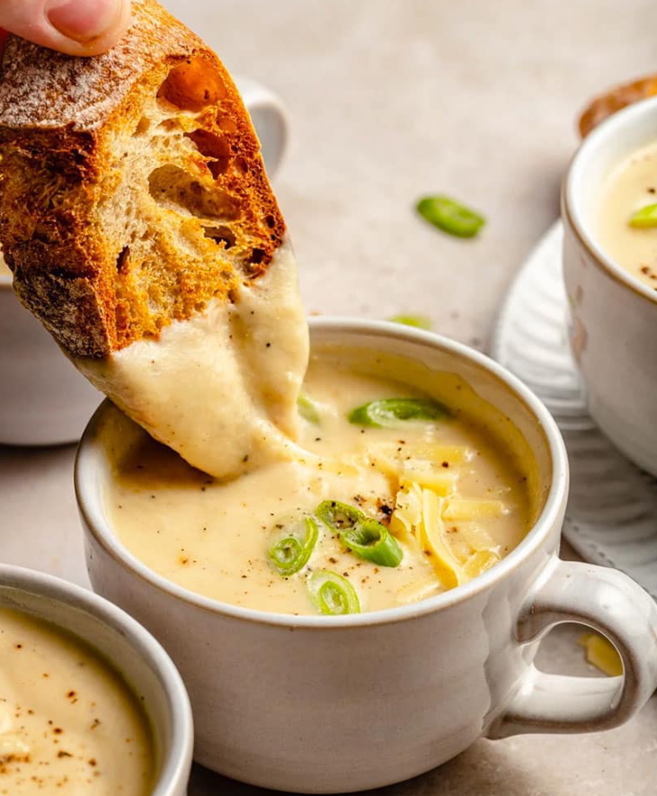 La zuppa di cavolfiore arrosto con formaggio cheddar e aglio