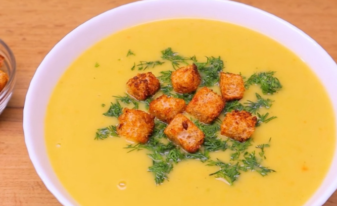 una deliziosa zuppa di verdure con crostini fatti in casa