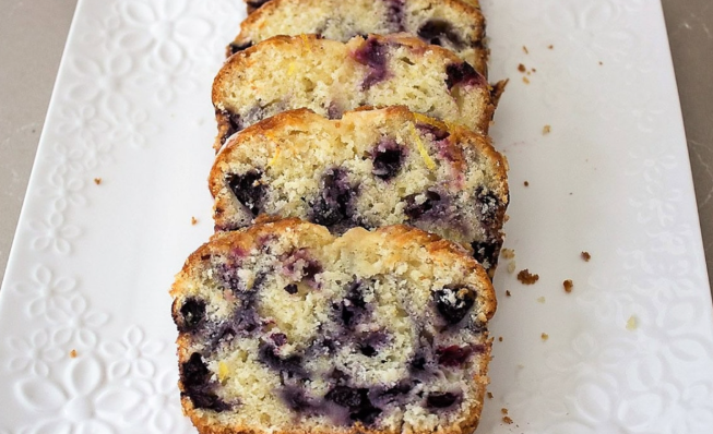 Plumcake al Limone e Mirtilli: Un Dolce Fresco e SofficePlumcake al Limone e Mirtilli: Un Dolce Fresco e Soffice