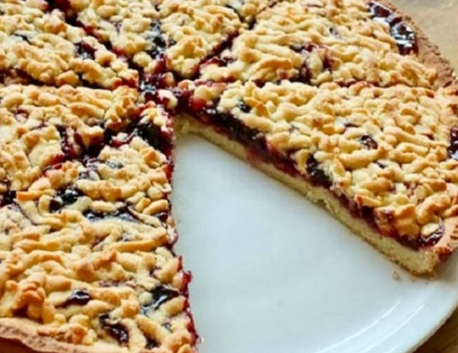 Torta dell’Infanzia con Marmellata e Pasta Sfoglia: Un Dolce che Riporta ai Ricordi di Casa