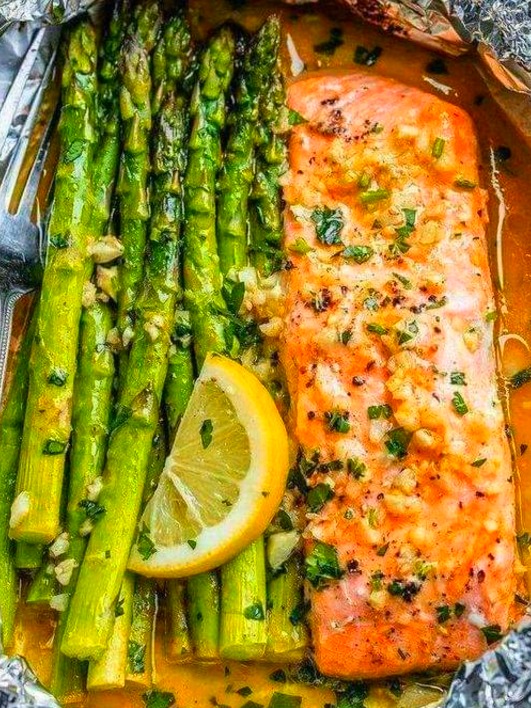 Salmone con Burro all'Aglio e Limone: Un Piatto Elegante e Gustoso! 🐟🍋