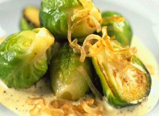 CAVOLINI DI BRUXELLES IN SALSA DI SENAPE E FORMAGGIO CREMOSO