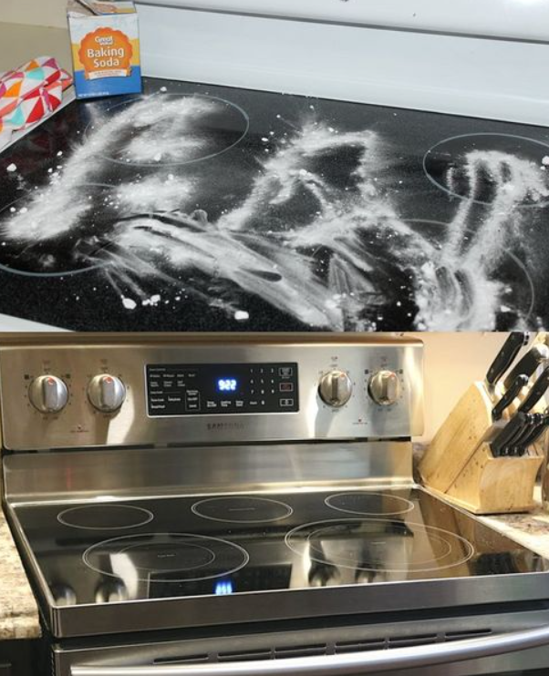 Pulisci senza sforzo il tuo piano cottura in vetro in pochi minuti con solo 2 ingredienti