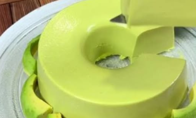 Budino di avocado senza cottura e senza uova, super cremoso