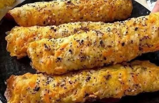 Ricetta rotoli di pasta sfoglia con salsiccia e formaggio