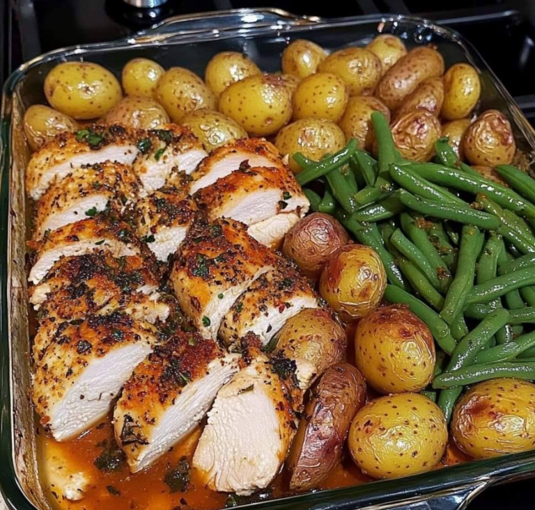 Pollo all'aglio e alle erbe in padella con patate e fagiolini