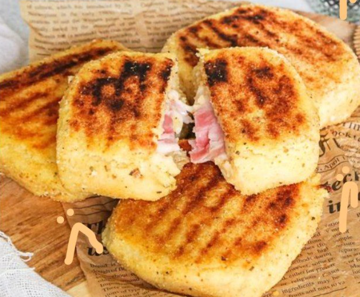 Toast con patatine fritte: la ricetta facile e veloce con prosciutto e formaggio