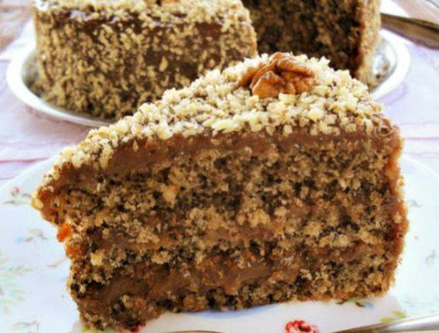 Torta alle noci e morbida crema al caramello​