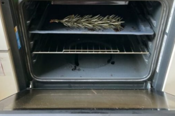 Metti 1 rametto di rosmarino nel forno, sorprendente cosa noterai dopo 10 minuti