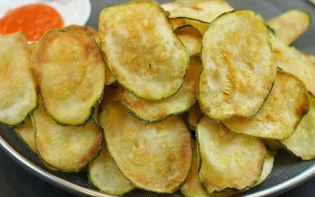 Chips di zucchine croccanti! Un modo semplice e veloce per cucinare le zucchine che i tuoi bambini adoreranno!
