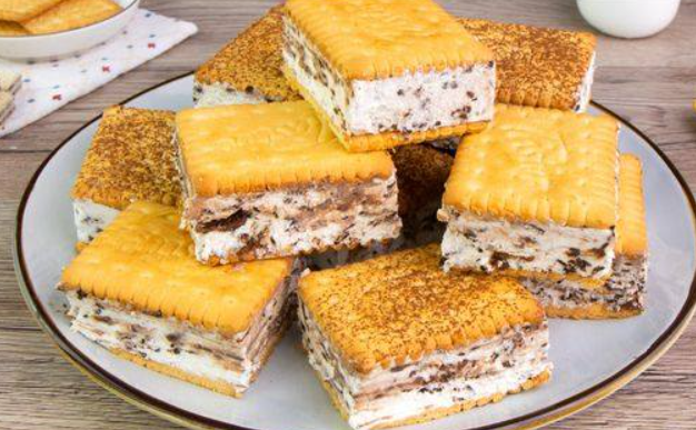 Panini gelato: la ricetta golosa dei panini gelato al biscotto