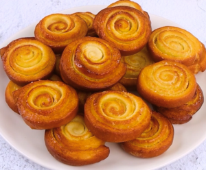 Frittelle di arancia zuccherate in 2 modi (triangoli e girelle croccanti e morbide)