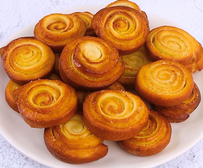 Frittelle di arancia zuccherate in 2 modi (triangoli e girelle croccanti e morbide)