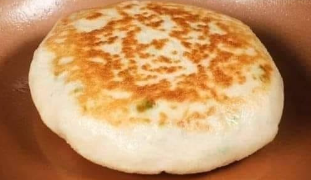 Farina + acqua. Senza forno. Questa ricetta semplice e deliziosa mi è stata insegnata da mia madre, che ha 70 anni.