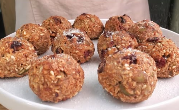 Palline energetiche di avena e frutta al forno