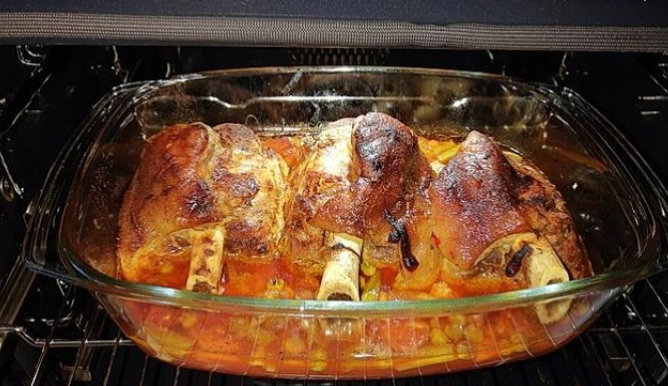 Stinco di maiale fritto, semplicemente perfetto! 5 foglie di alloro 2 cipolle)