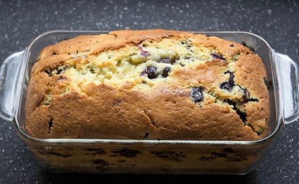 Lo preparo tre volte a settimana! – Torta allo yogurt e mirtilli con potenziale dipendenza