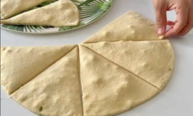 Pane ripieno in 10 minuti! Niente forno! Questa è la cosa più deliziosa che abbia mai mangiato!
