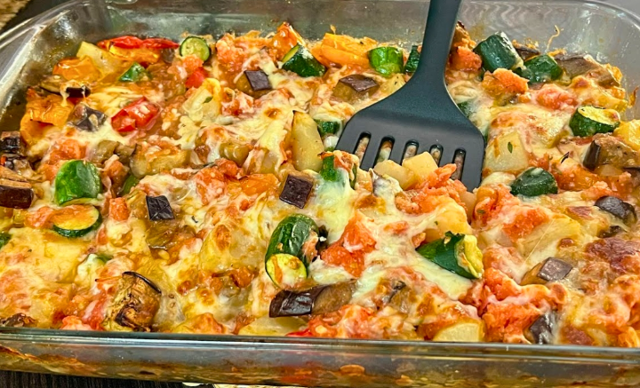 Casseruola di verdure arrostite con salsa di pomodoro e formaggio