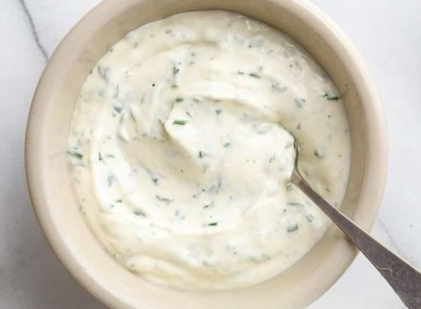 La salsa più buona del mondo: la salsa allo yogurt all’aglio che va con tutto