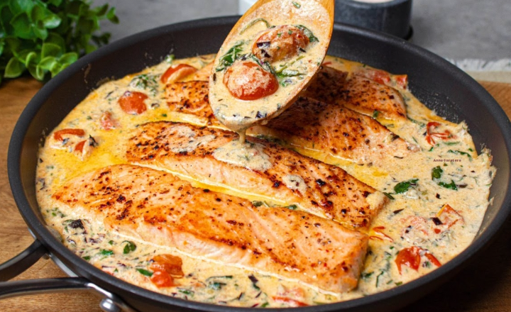 Salmone cremoso all’aglio con spinaci e pomodorini