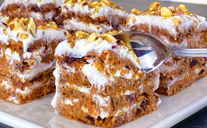 Barrette salutari di carote, avena e noci con crema di yogurt alla ricotta