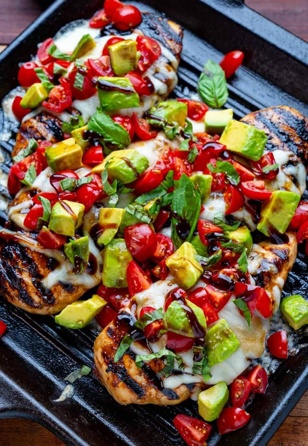 Pollo alla griglia con aceto balsamico e avocado