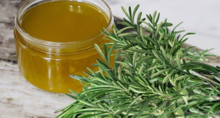 Come preparare un balsamo al rosmarino per scurire i capelli ed evitare che cadano