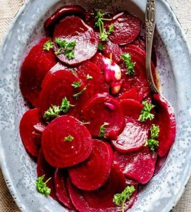 Il delizioso succo di barbabietola e limone pulisce i rifiuti del colon e fa perdere peso