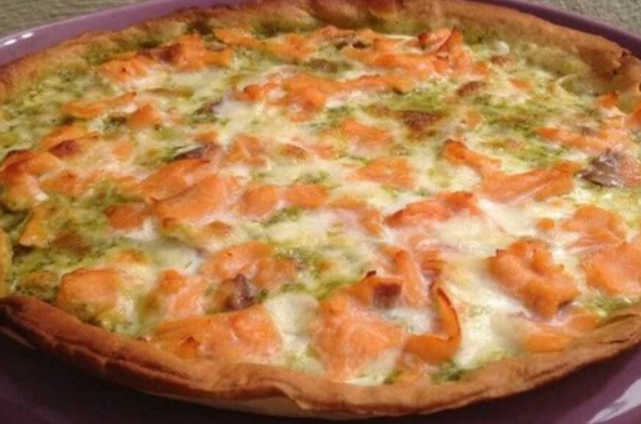 Tortino di salmone e cipolle con crème fraîche: un aperitivo ideale!