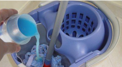 Suggerimento con ammorbidente e aceto per lucidare anche il pavimento più opaco