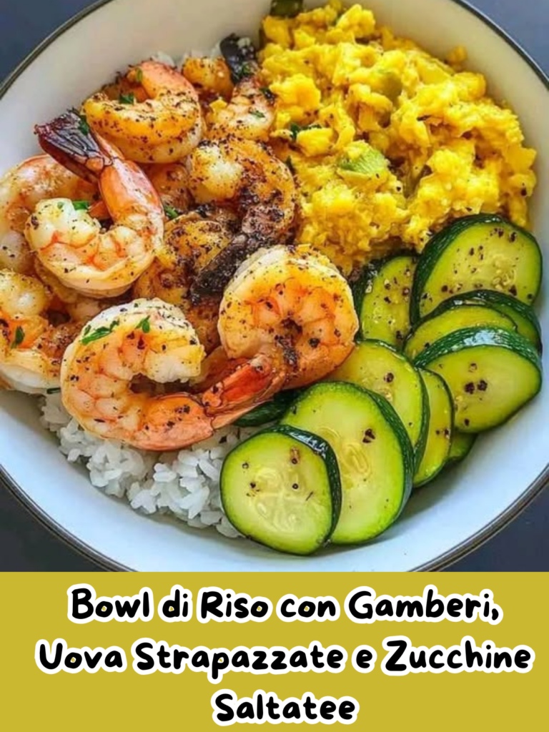 Bowl di Riso con Gamberi, Uova Strapazzate e Zucchine Saltate