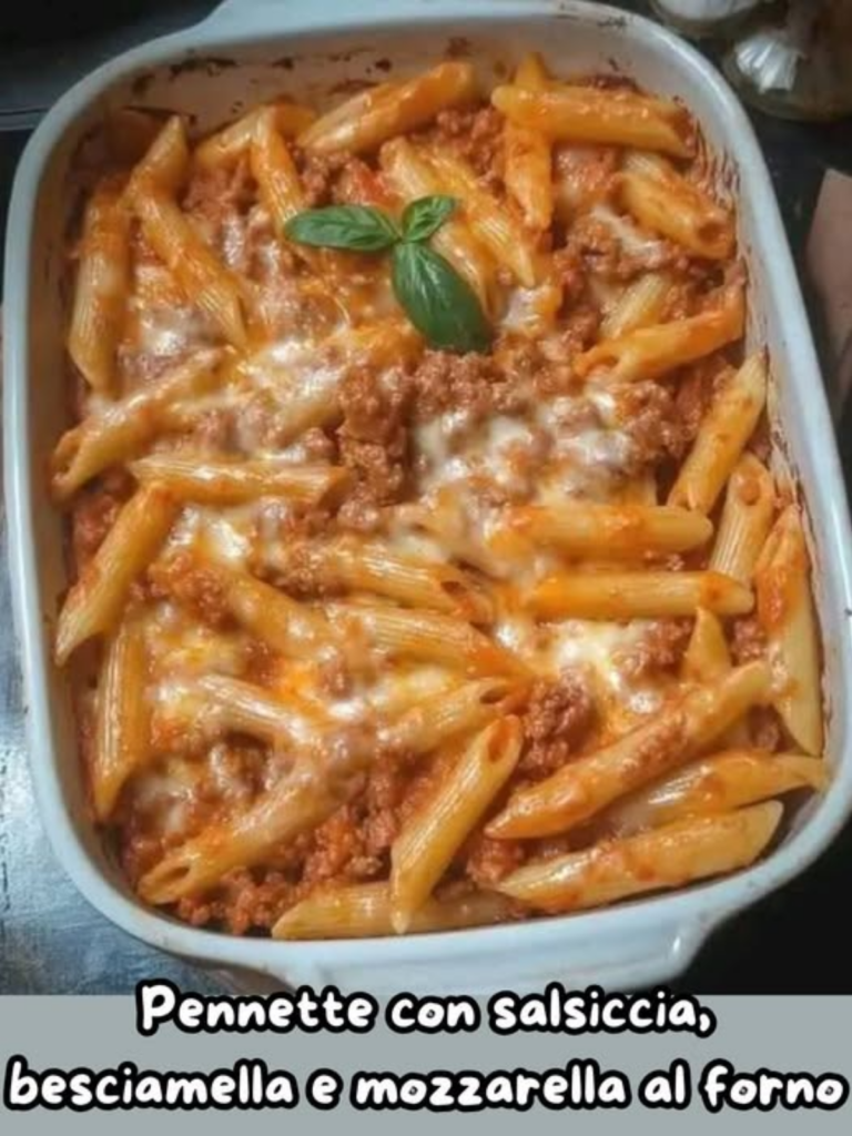 Pennette con salsiccia, besciamella e mozzarella al forno