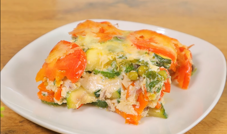 Casseruola di zucchine e verdure con mozzarella e salsa cremosa