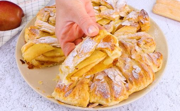 Ciambellone dolce di pasta sfoglia con mele e savoiardi: fantastico e gustoso!