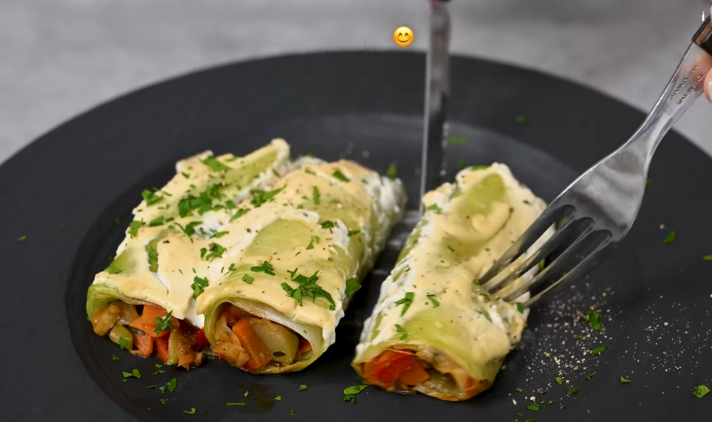 Rotoli di Porri con Ripieno di Noci e Verdure e Salsa Cremosa alla Senape