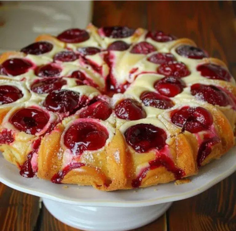 Torta al caffè con formaggio e ciliegie