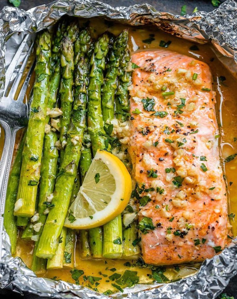 Salmone al forno in cartoccio con asparagi e salsa al burro, aglio e limone
