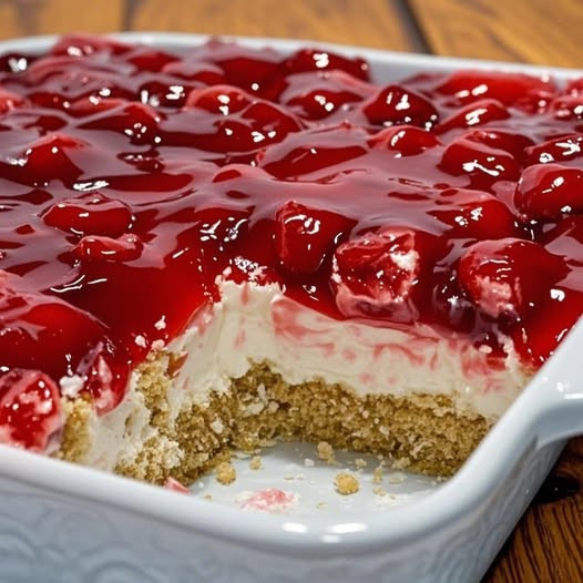 Dolce Freddo alla Ciliegia con Base Croccante e Crema Soffice