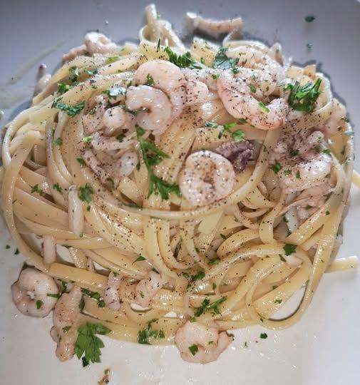 Linguine con calamaro e gamberetti: un primo piatto profumato di mare