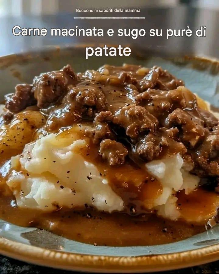 Il macinato di manzo con sugo su purè di patate è un classico delizioso e confortante!