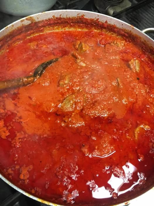 Ragù Napoletano Tradizionale: La Salsa della Domenica