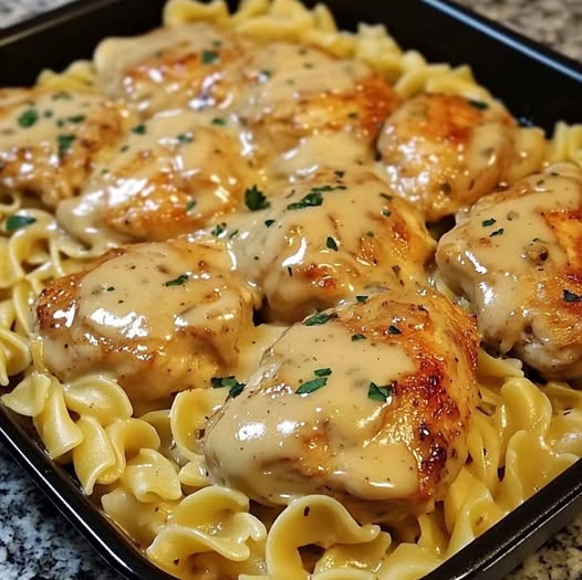 Pollo in Padella con Tagliatelle al Burro: Un Piacere Facile e Veloce per le Notti Impegnative