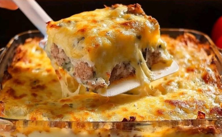 Casseruola di carne macinata e patate con formaggio